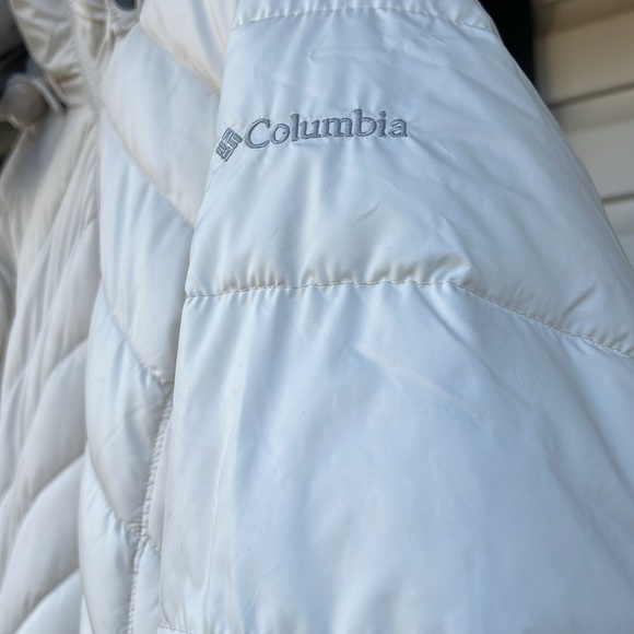 Cream colored Columbia puffer with fur hood also has removable hood - Picture 2 of 10